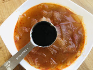 9、酸辣宽粉,加一勺酱油调味。