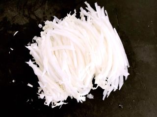 2、东北家常凉菜,白菜切成丝