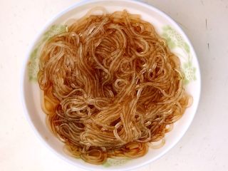 8、东北家常凉菜,在煮好的水晶粉中加入陈醋调匀，这样可以避免水晶粉粘连