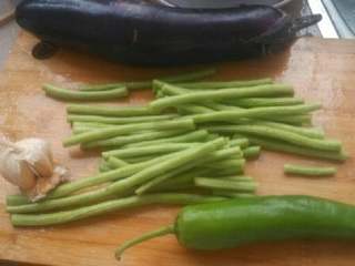 1、茄子豆角,准备材料