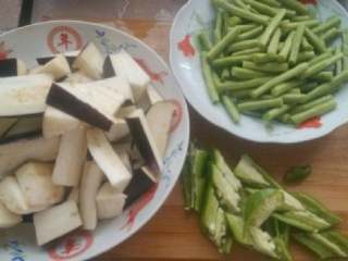 2、茄子豆角,茄子切条，青椒切滚刀块，豆角切小条，