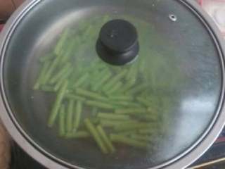 3、茄子豆角,豆角先烫煮一会