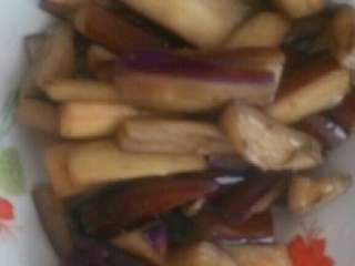 4、茄子豆角,茄子下油锅炸一遍捞起