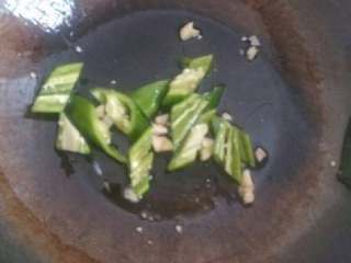 5、茄子豆角,剩下的油放大蒜青椒爆香