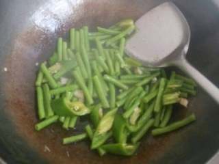 6、茄子豆角,放入豆角炒一下
