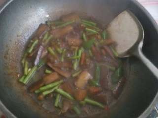 11、茄子豆角,再倒入调汁炒炒