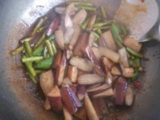 10、茄子豆角,倒入炸好的茄子翻炒