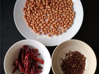 1、麻辣酒鬼花生,备好食材：花生，干辣椒，花椒；