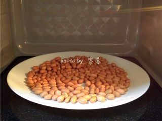 2、麻辣酒鬼花生,花生放进微波炉里，高火1分钟；