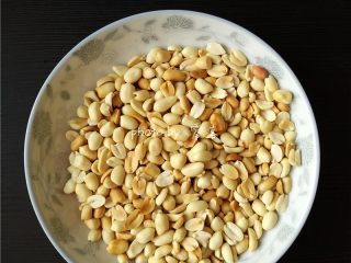 3、麻辣酒鬼花生,将花生取出，稍凉后搓掉花生衣；