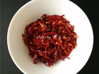 4、麻辣酒鬼花生,干辣椒用厨房剪刀剪成辣椒丝，尽量去掉辣椒仔；