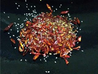 7、麻辣酒鬼花生,锅里留底油，放入辣椒丝，花椒，白芝麻炒香；