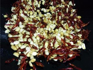 8、麻辣酒鬼花生,放入花生米翻炒；