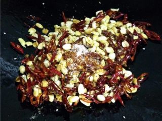 9、麻辣酒鬼花生,放入适量辣椒粉，花椒粉，盐，鸡粉，白糖；