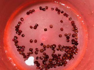 1、钵仔糕,红豆泡水一晚。