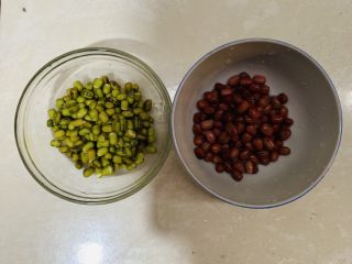 3、钵仔糕,小碗装起来蒸熟它。