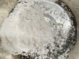 6、钵仔糕,碗里加入淀粉。