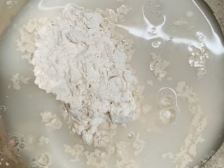 7、钵仔糕,倒入生浆的水量。