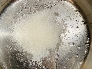 9、钵仔糕,锅里加入白糖。