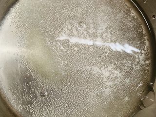 10、钵仔糕,加入水。