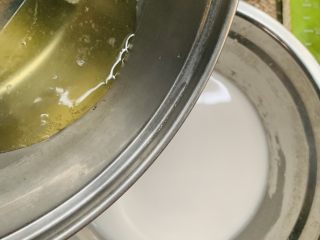 13、钵仔糕,趁热慢慢倒入生浆中。