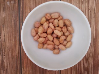1、海苔花生米,先准备半碗花生米