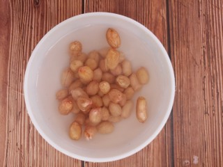 2、海苔花生米,放水里泡一下，洗干净