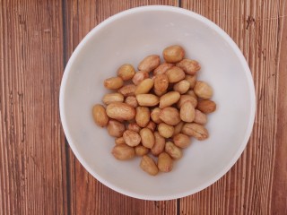 3、海苔花生米,然后沥干水分，一定要一点多余的水分都没有哦