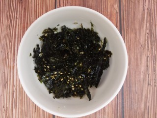 4、海苔花生米,然后准备海苔，这个海苔是买现成，韩国的炸拌海苔，有一点咸味的。