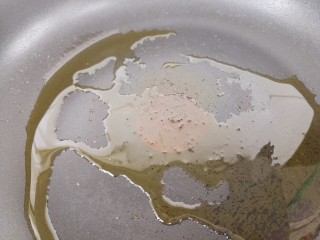 5、海苔花生米,然后锅里倒油