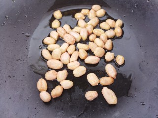 6、海苔花生米,冷油放入花生米