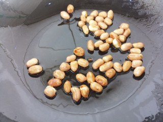 8、海苔花生米,炒至发红变色