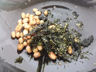 9、海苔花生米,立即加入海苔翻炒