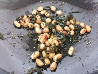 10、海苔花生米,翻炒几下
