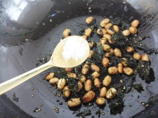 12、海苔花生米,一勺糖，翻炒均匀，立刻关火，盛出来