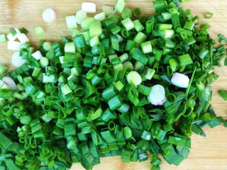 5、生蚝煎蛋,小葱和韭菜切碎