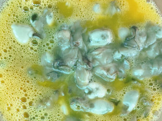 8、生蚝煎蛋,放入蚝仔、料酒