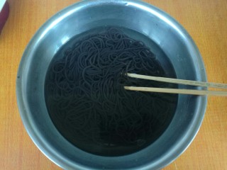 5、酸辣蕨根粉,煮好的蕨根粉捞进纯净水或凉白开里过凉。