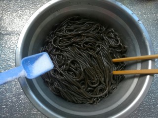 8、酸辣蕨根粉,加入盐1小勺。