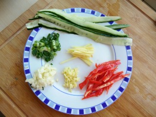 4、一品娃娃菜,葱花、蒜末切好，姜分别切姜丝、姜末，辣椒切丝，黄瓜切长条薄片