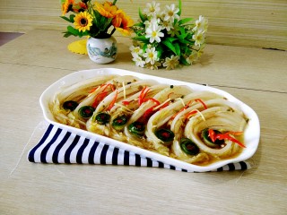 12、一品娃娃菜,芡汁均匀浇在盘中的娃娃菜上，撒上姜丝、辣椒丝，OK，可以上桌了。