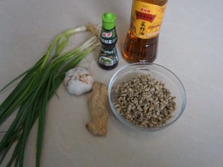 1、香炒薄壳肉,准备好材料