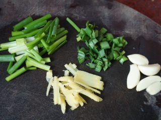3、香炒薄壳肉,葱切段，蒜苗叶切花，姜切丝，蒜瓣去皮