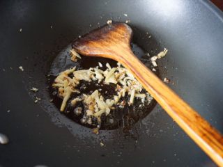 4、香炒薄壳肉,锅里热油后放入姜丝和压入蒜泥煸香