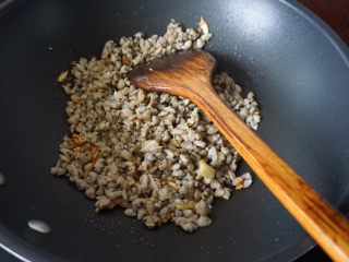5、香炒薄壳肉,然后放入红肉翻炒出香味