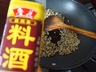 6、香炒薄壳肉,加入料酒翻炒均匀
