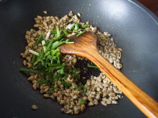 7、香炒薄壳肉,再加入葱蒜翻炒均匀