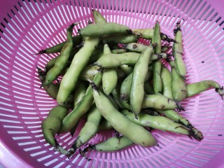 1、葱油蚕豆,新鲜的带壳的嫩蚕豆
