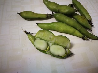 2、葱油蚕豆,用手拧一下蚕豆壳再剥出蚕豆，这样不伤指甲，我小时候剥蚕豆的经验