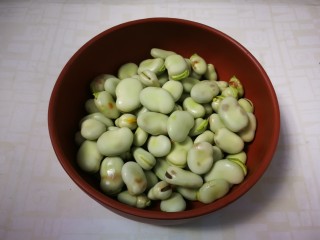 3、葱油蚕豆,全部剥好，清洗沥干水